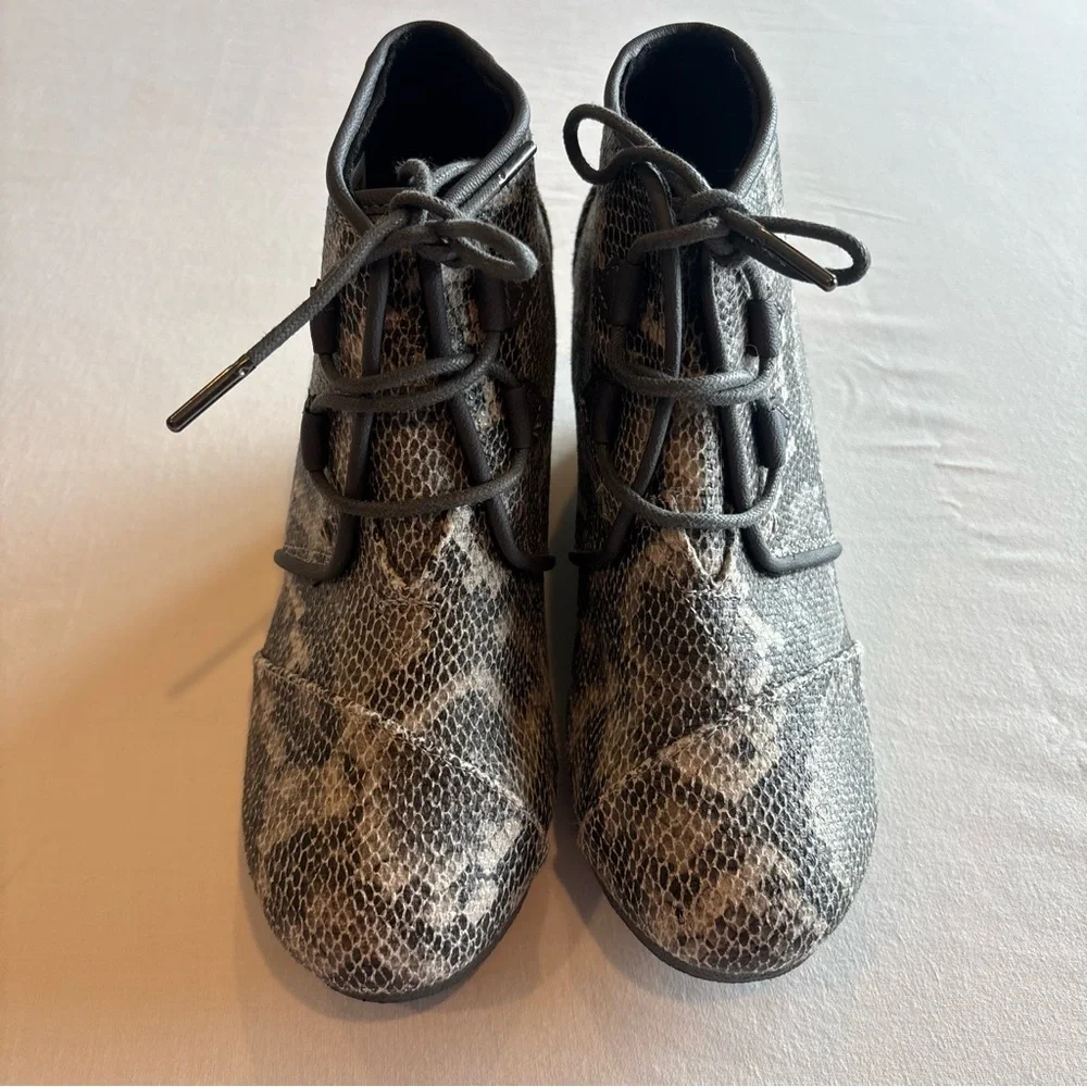 TOMS Women’s Desert Wedge Booties 8 Snakeskin Print‎ Lace Up Ankle Boots Heels